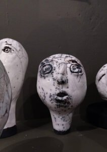 La rêveuse, Carole Sill, grès blanc, raku, hauteur 25 cm, 560 €